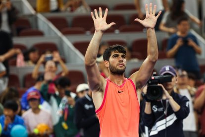 El tenista español Carlos Alcaraz celebra una victoria en el Abierto de China, en una foto de archivo. EFE/EPA/WU HAO