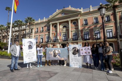 Un veintena de familiares de las víctimas del incendio de las discotecas Teatre y Fonda Milagros de Murcia, se han concentrado esta mañana en la puerta del Ayuntamiento de Murcia con motivo del primer aniversario de la tragedia en la que fallecieron trece personas el 1 de octrubre de 2023. EFE/Marcial Guillén