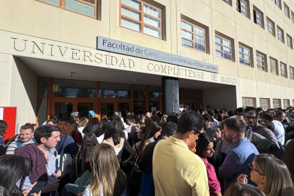 Centenares de aspirantes a personal fijo de RTVE en la categoría de informador se agolpaban este domingo en el exterior de la Facultad de Ciencias Económicas de la Universidad Complutense de Madrid después de que el ente público haya decidido aplazar las oposiciones por 