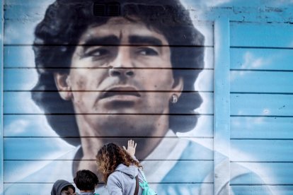 Fotografía de archivo de un mural de Diego Maradona. EFE/Juan Ignacio Roncoroni