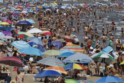 Imagen de este verano de la playa de Malvarrosa de Valencia. EFE/ Biel Aliño