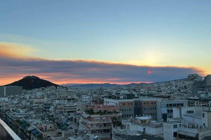 El cielo de Atenas cubierto por una densa nube de humo del incendio que se declaró el 29 de septiembre de 2024 en la región de Corintia, a unos 130 kilómetros al oeste de la capital griega. EFE/ Yannis Papachristou/SOLO USO EDITORIAL/SOLO DISPONIBLE PARA ILUSTRAR LA NOTICIA QUE ACOMPAÑA (CRÉDITO OBLIGATORIO)