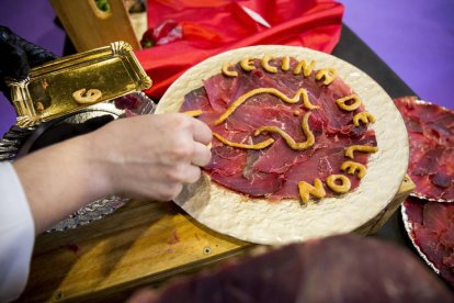 Presentación de un plato de cecina en un concurso de cortadores.