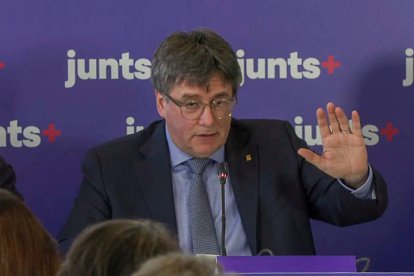 El expresidente de la Generalitat de Cataluña Carles Puigdemont interviene en las jornadas de trabajo de JxCat en Waterloo (Bélgica) este miércoles.