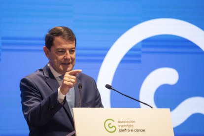 El presidente de la Junta de Castilla y León, Alfonso Fernández Mañueco, durante el Encuentro Nacional de Presidentes y Gerentes provinciales de la Asociación Española contra el Cáncer (AECC).