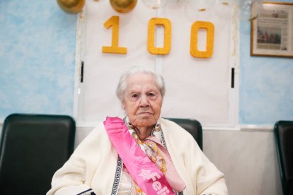 Teresa Pérez, en la fiesta que su familia le preparó este jueves por la mañana en la residencia donde vive en Puente Villarente.