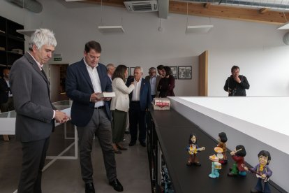 Alfonso Fernández Mañueco, visita el Archivo Gráfico de la Era Pop en la Fundación Club 45 de Santa Colomba de Somoza (León), acompañado por el cantante y director del Archivo, Alex Cooper y la consejera de Agricultura, María González Corral