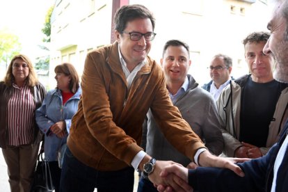 El ministro de Transformación Digital y Función Pública, Óscar López junto al secretario general del PSOE de León, Javier Alfonso Cendón en la Fiesta de la Rosa, en Laciana.