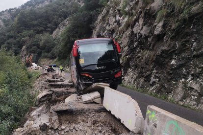 El autobús accidentado en el mirador de La Hermida.