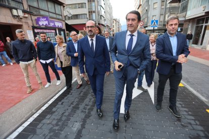 Marco Morala, Juan Carlos Suárez-Quiñones e Iván Alonso, esta mañana recorriendo el estreno de la avenida Gómez Núñez de Ponferrada.