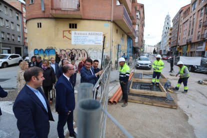 El consejero de Medio Ambiente, el alcalde de Ponferrada y otros concejales, este lunes revisando las obras de la red de calor en el centro de la ciudad.