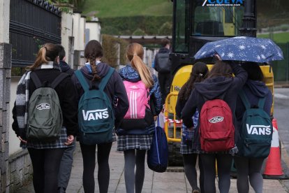 Imagen de archivo de varios estudiantes con mochilas. EFE/Paco Paredes