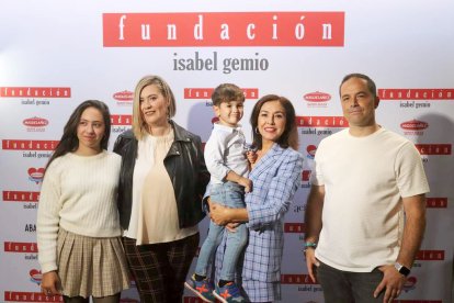 El pequeño Darío y su hermana protagonizan la campaña solidaria de Miguelañez para la Fundación Isabel Gemio.