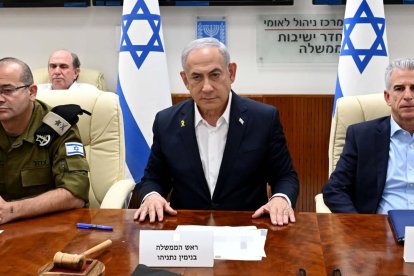 El primer ministro israelí, Benjamín Netanyahu (c), en unas reunión de su Gobierno a primeros de octubre. EFE/ Oficina De Prensa Del Gobierno Israelí/SÓLO USO EDITORIAL/SÓLO DISPONIBLE PARA ILUSTRAR LA NOTICIA QUE ACOMPAÑA (CRÉDITO OBLIGATORIO)