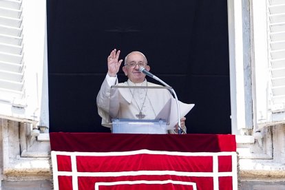 Imagen de archivo del papa Francisco saludando desde un balcón del Vaticano. EFE/EPA/FABIO FRUSTACI
                      VATICANO PAPA FRANCISCO: VATICANO (VATICANO), 17/07/2022.- El papa Francisco dirige la oración dominical del Ángelus desde la ventana de su oficina con vista a la Plaza de San Pedro en el Vaticano, el 17 de julio de 2022. EFE/Fabio Frustaci