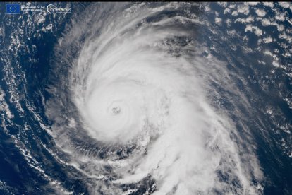 Imagen captada por el Copernicus Sentinel-3 el pasado 3 de octubre que muestra el huracán Kirk a unos 2,000 km al suroeste de las Azores.