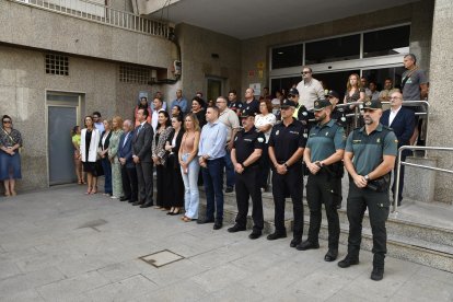 Minuto de silencio convocado por el Ayuntamiento de Roquetas de Mar (Almería) presidido por su alcalde, Gabriel Amat (4i) y al que se han sumado vecinos y otras autoridades en señal de repulsa y condena por el asesinato machista de Mari Nieves, una roquetera de 56 años muerta presuntamente a manos de su pareja, un hombre de 72 años, este martes a las puertas del Consistorio. EFE/Carlos Barba