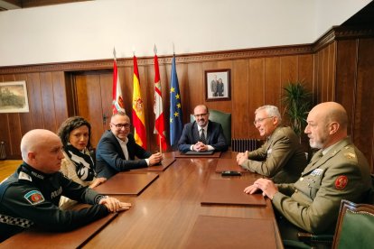 El general, en su visita al Ayuntamiento.