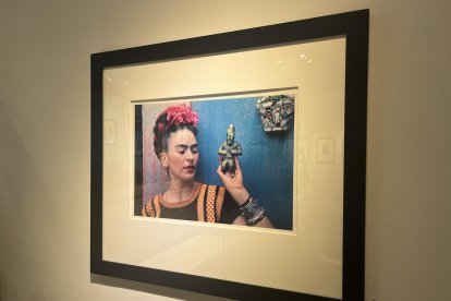 Una fotografía de la pintora mexicana Frida Kahlo es expuesta en la galería Throckmorton Fine Art en Nueva York (Estados Unidos), en una imagen de archivo. EFE/ Nora Quintanilla