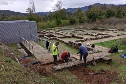 Exhumación de un represaliado de la Guerra Civil en la ruinas romanas de Pedreiras