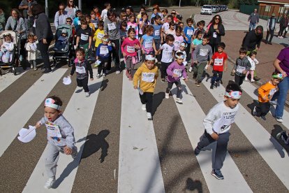 Escolares de diversas provincias protagonizan la II Carrera por Darío para recaudar fondos para investigar la Fibrodisplasia Osificante Progresiva, entre ellos, el del pequeño de La Pola de Gordón que padece la enfermedad