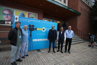 Carlos de Cabo, de azul, homenajeado por los organizadores del Festival de Cine y el alcalde de Ponferrada