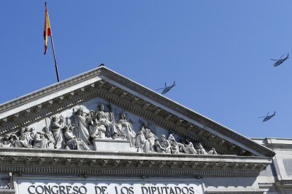 Vista de algunas aeronaves con motivo del desfile aéreo del Día de la Fiesta Nacional sobrevolando el Congreso de los Diputados, en una imagen de archivo. EFE/Mariscal