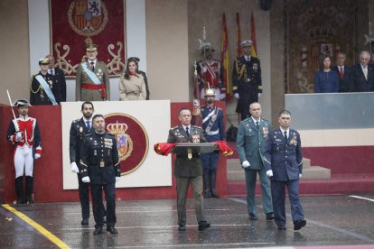 Representantes de los tres ejércitos, de la Policía Nacional y de la Guardia Civil, portan la bandera de España ante el rey Felipe VI, la reina Letizia, y la princesa de Asturias, Leonor de Borbón (al fondo),este sábado, durante el tradicional desfile del Día de la Fiesta Nacional