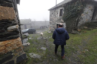 Abel Crespo, junto a su casa en Los Montes de la Ermita.