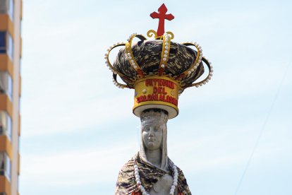 Fotografía de la estatua de Isabel la Católica luego de ser pintada por el colectivo feminista de Bolivia Mujeres Creando este sábado, en la ciudad de La Paz (Bolivia). EFE/ Gabriel Márquez