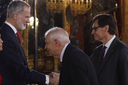 El rey Feliperecibe al Alto representante de la Unión para Asuntos Exteriores y Política de Seguridad, Josep Borrell (c), y al presidente de Cataluña, Salvador Illa, a su llegada a la recepción con motivo del día de la Fiesta Nacional de España, celebrada tras el tradicional desfile, este sábado en el Palacio Real de Madrid.