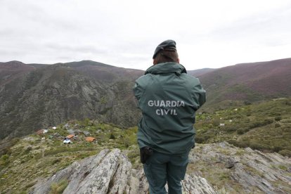 Un guardia ciovil vigila una zona montañosa.