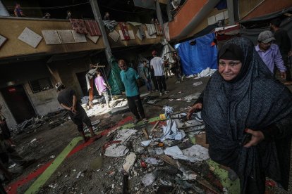 Destrozos causados por un ataque israelí en una localidad del centro de Gaza en una imagen reciente. EFE/EPA/MOHAMMED SABER