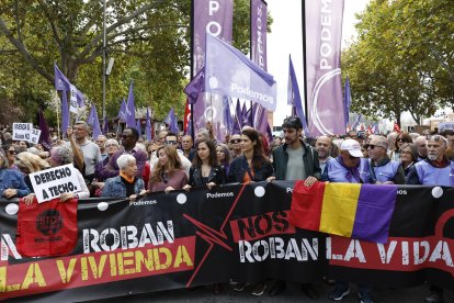 Las militantes de Podemos, Ione Belarra, María Teresa Pérez (2i), e Isa Serra, entre otros, durante la manifestación que bajo el lema 'Se acabó. Bajaremos los alquileres' tiene lugar este domingo en Madrid en reclamo de medidas eficientes que ayuden a contener el precio de la vivienda en alquiler. EFE/Chema Moya