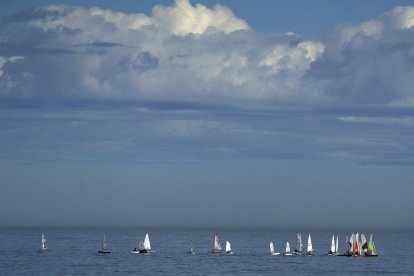 Veleros en la bahía de la playa de San Lorenzo en Asturias. EFE/Paco Paredes