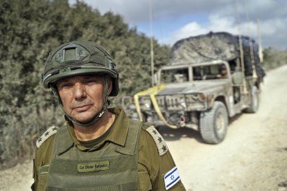 LABOUNEH (LÍBANO), 13/10/2024.- El Coronel Oliver Rafowicz, portavoz de las Fuerzas de Defensa de Israel, posa en territorio del sur de Líbano, zona controlada por el ejército israelí, en la que hasta hace muy poco operaba la milicia Hizbulá. EFE/Alejandro Ernesto