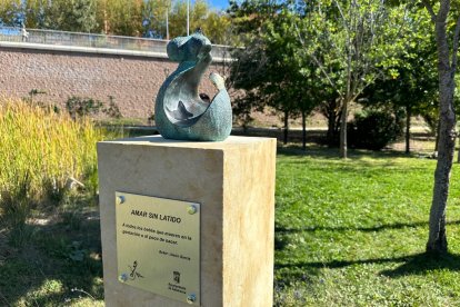 Imagen de la escultura sobre los bebés fallecidos.