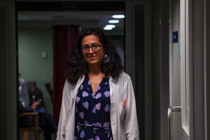 La doctora Ana López, especialista en oncología médica e investigadora.