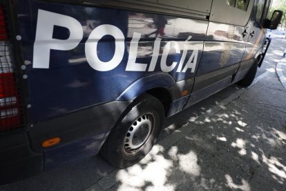 Furgón de la Policía Nacional en las calles de Madrid. EFE/Mariscal