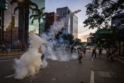 Fotografía de archivo de manifestantes mientras se enfrentan a la Guardia Nacional Bolivariana (GNB), por los resultados de las elecciones presidenciales del 28 de julio 2024 en Caracas (Venezuela). EFE/ Henry Chirinos