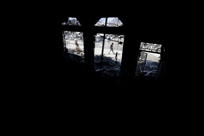 Fotografía de archivo en la que se ve a un hombre que camina junto a edificios destruidos tras un ataque militar israelí en el sur del Líbano, el 13 de octubre de 2024. EFE/STRINGER