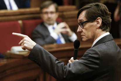 El presidente de la Generalitat de Cataluña, Salvador Illa, durante el pleno del Parlament en el que se somete a la primera sesión de control desde que asumió el cargo en verano, una semana después del debate de política general celebrado en la cámara catalana. EFE/Quique García