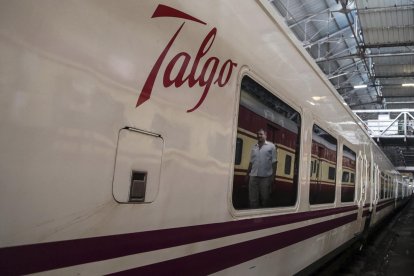 Imagen de archivo de un tren de Talgo. EFE/Divyakant Solanki