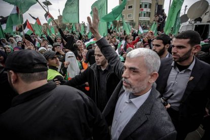 Gaza (---).- (FILE) - Hamas Gaza leader Yahya Al Sinwar (C) waves to supporters during a Hamas rally to mark the 31st anniversary of the group, in Gaza City, Gaza Strip, 16 December 2018 (reissued 17 October 2024). The Israeli Army, Tsahal, on 17 October 2024 confirmed that Hamas leader Yahya Sinwar was 