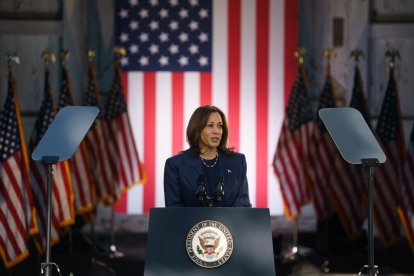 La vicepresidenta estadounidense y actual candidata presidencial demócrata, Kamala Harris, asiste a un mitin en el condado de Bucks, Pensilvania, EE.UU., el 16 de octubre de 2024. EFE/WILL OLIVER