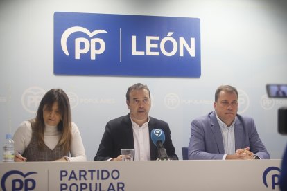 Beatriz Coelho, Ricardo Gavilanes y Antonio Mendoza, en la rueda de prensa de esta mañana.