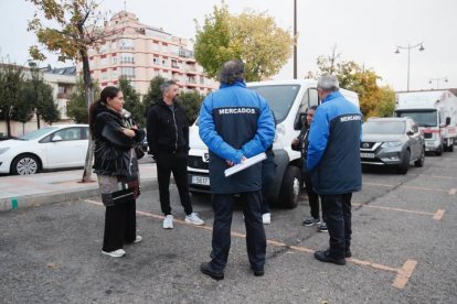 Los vendedores, en San Pedro, con los puestos sin montar