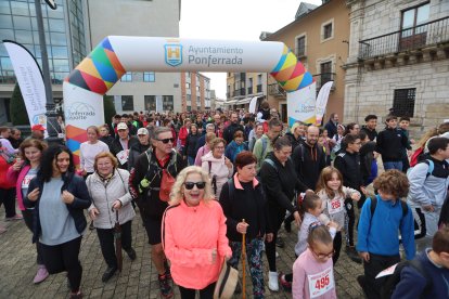 Salida de la marcha solidaria promovida por Bierzo Ayuda y el Ayuntamiento este domingo.