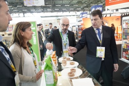 El presidente de la Junta de Castilla y León, Alfonso Fernández Mañueco, visita el el expositor de Florbú de Burgos, en el Salón Internacional de la Alimentación de París (SIAL París).