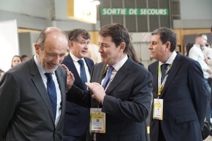 El presidente de la Junta de Castilla y León, Alfonso Fernández Mañueco, y Víctor Redondo Baldrich Embajador de España en Francia, visitan el Salón Internacional de la Alimentación de París (SIAL París).